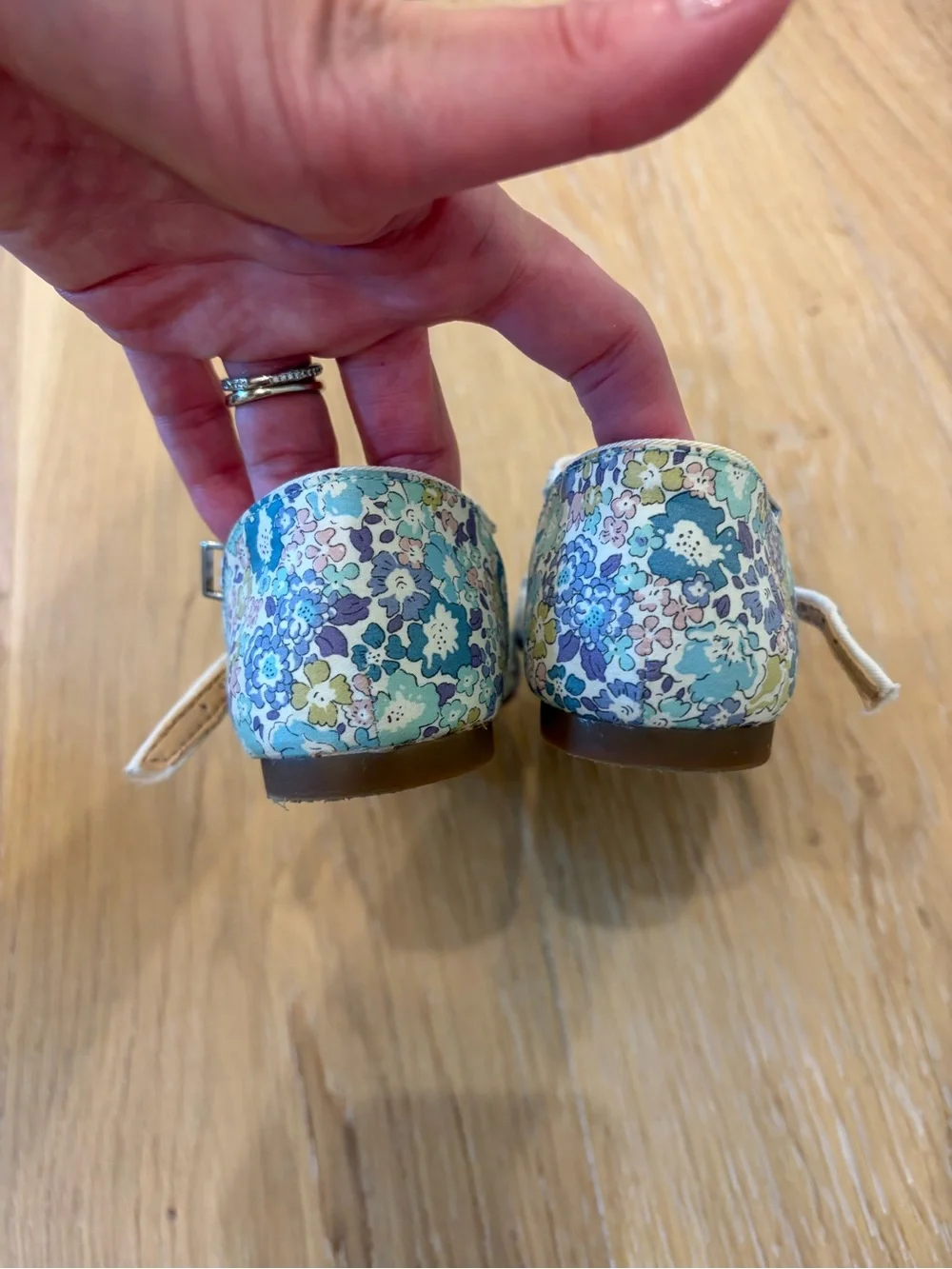 Edgehill Collection Girls Liberty print T‑Strap flats. Excellent.